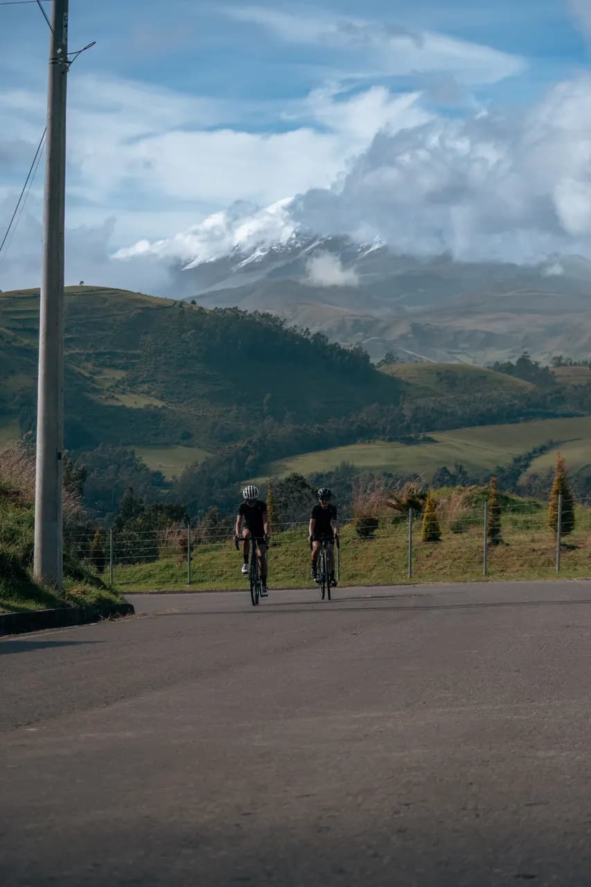 Ciclistas Antílope subiendo hacia un volcán nevado en los Andes