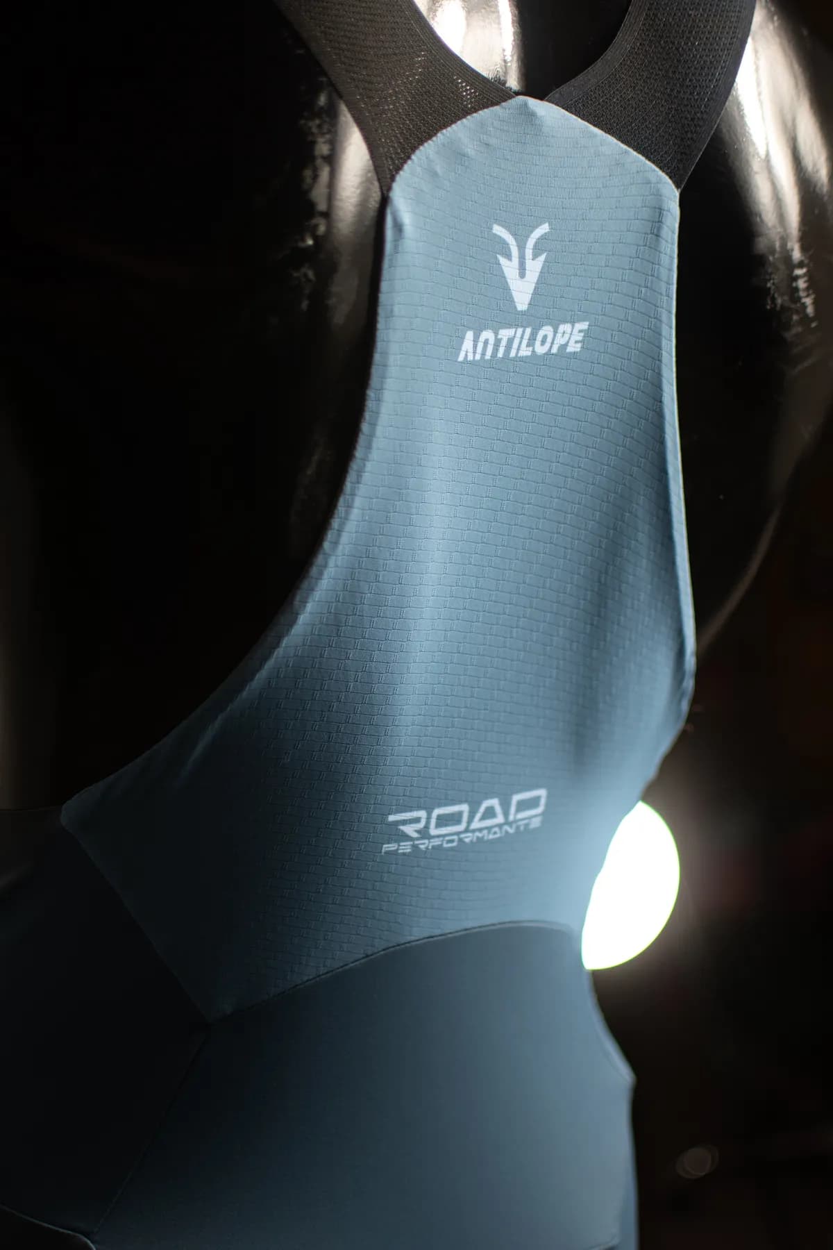 Detalle del culotte Road Performante Antílope a contraluz en estudio