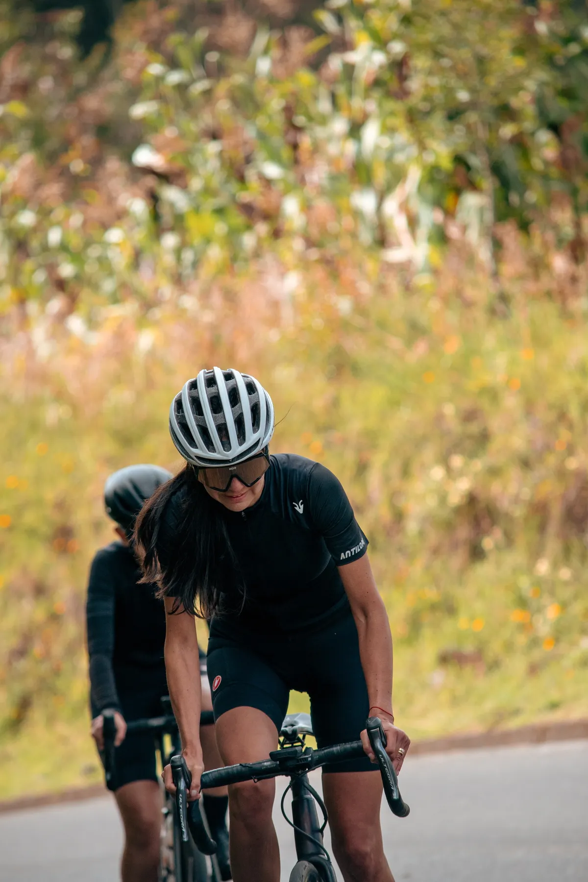 Ciclista mujer Antílope escalando una carretera de montaña