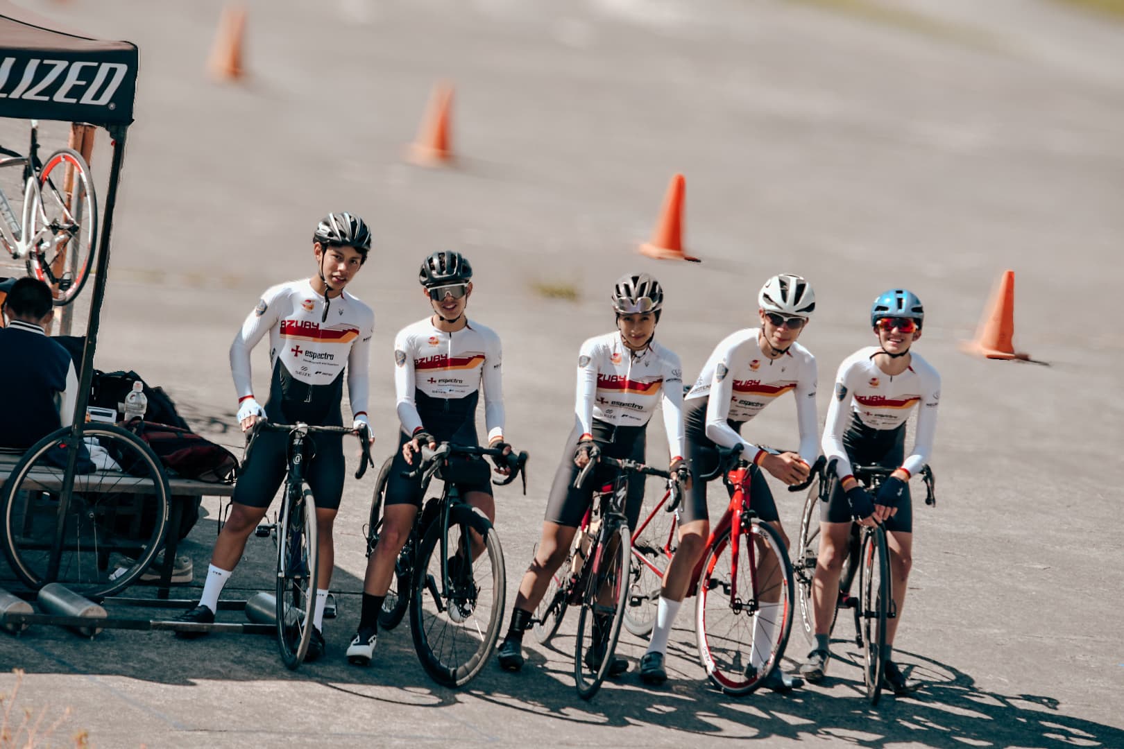 Escuela formativa de ciclismo del Azuay, jóvenes ciclistas entrenando en los Andes